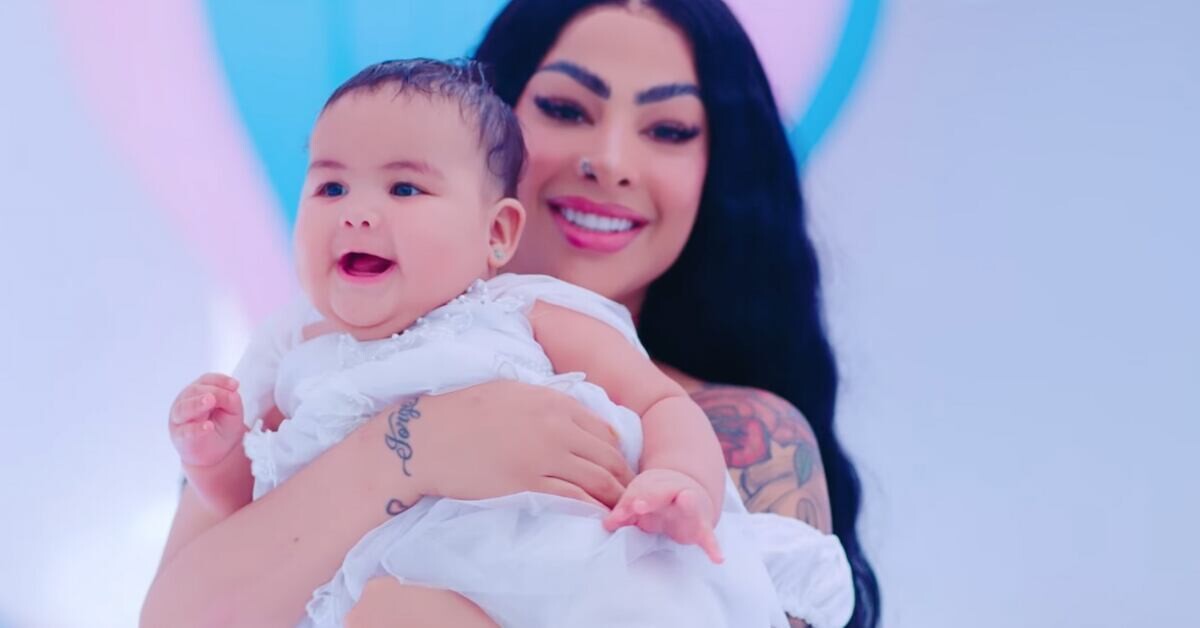 Конфликт по поводу документов для путешествий дочери Яйлин