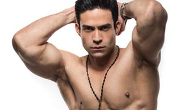 Хуан Видаль вызывает слухи об имплантах с помощью раскрытия тела